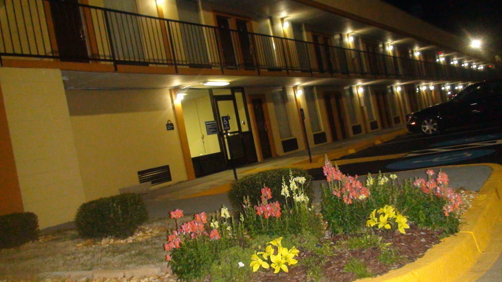 Days Inn By Wyndham Madison Zewnętrze zdjęcie